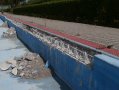 Poškozené boční stěny neplaveckého bazénu